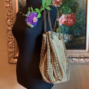 Tapestry bucket bag with adjustable chain strap